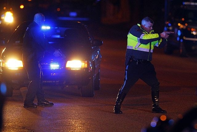 Policisti v Watertownu. (foto: Reuters) 