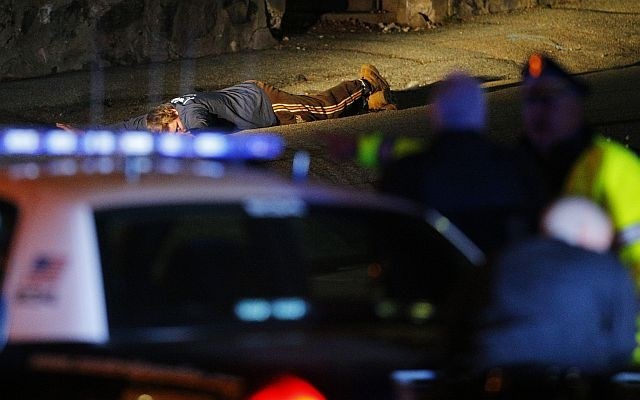 Osumljenec na tleh (foto: Reuters) 