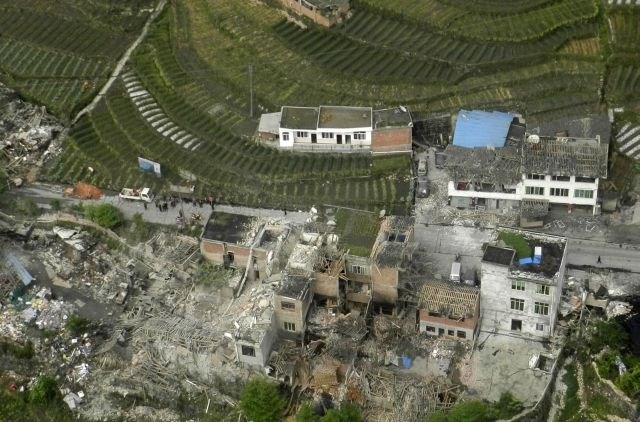V močnem potresu na Kitajskem več kot 150 mrtvih, vsaj 5000 ranjenih (foto)