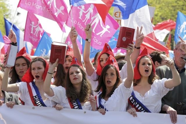 Foto: Na tisoče Francozov ponovno protestiralo proti uzakonjenju porok istospolnih partnerjev