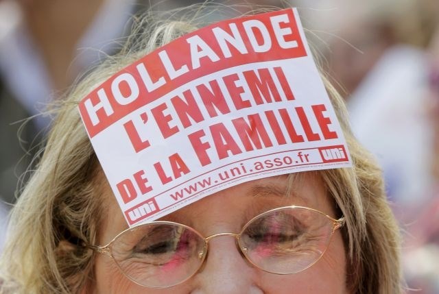 Foto: Na tisoče Francozov ponovno protestiralo proti uzakonjenju porok istospolnih partnerjev