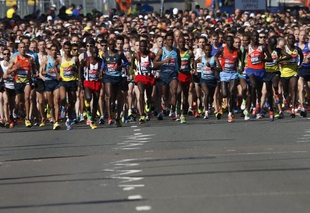 Začetek londonskega maratona s tišino za žrtve v Bostonu; večina tekačev s črnimi žalnimi trakovi (foto)