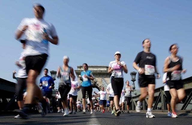 Začetek londonskega maratona s tišino za žrtve v Bostonu; večina tekačev s črnimi žalnimi trakovi (foto)