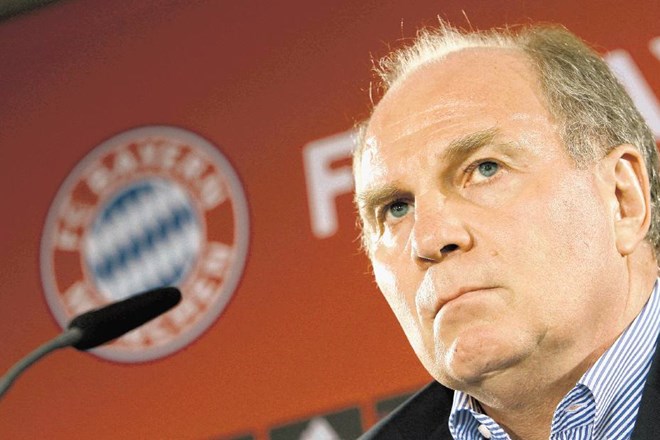 Predsednik nogometnega kluba Bayern München Uli Hoeneß kljub sumu utaje davkov ne namerava odstopiti. 