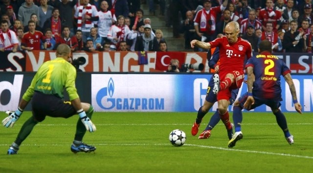 Prvi strel na tekmi je že v drugi minuti sprožil Arjen Robben, a ni uspel premagati Valdesa. (Foto: Reuters) 
