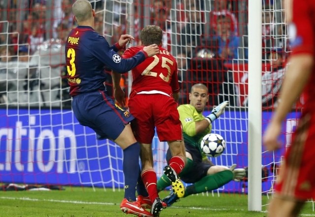 Trenutek, ko je Müller premagal Valdesa. (Foto: Reuters) 
