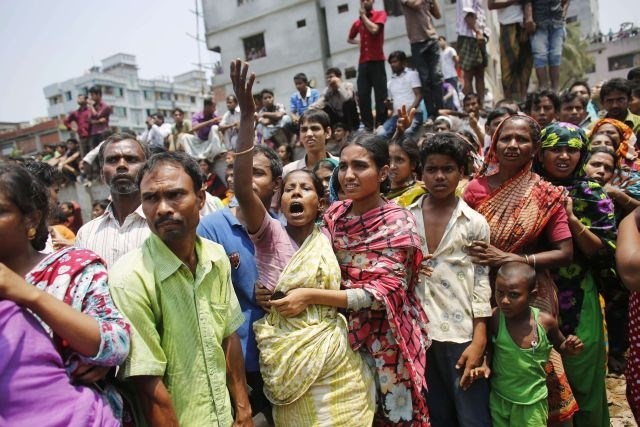 Tragedija v Bangladešu: pod ruševinami  umrlo vsaj 70 ljudi, več sto jih še pogrešajo