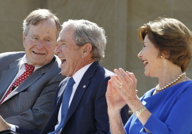 Nekdanja ameriška predsednika George Bush starejši in mlajši ter žena Busha mlajšega Laura Bush (Foto: Reuters) 