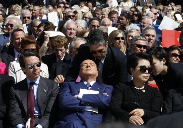 Nekdanji italijanski premier Silvio Berlusconi je našel celo čas za sončenje. (Foto: Reuters) 