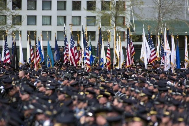 Pogrebna slovesnost za policistom, ki je umrl v spopadu z enim od osumljencev za napad v Bostonu. 