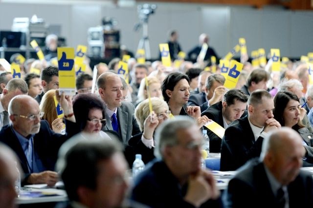 Delegati SDS so na današnjem kongresu dosedanjega predsednika Janeza Janšo s 522 glasovi za in 11 proti vnovič izvolili na...