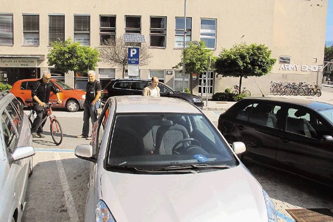 Ob 9.47 nas je inšpektor Savić (na fotografiji v ozadju) skušal prepričati, da ima parkirno dovolilnico. 