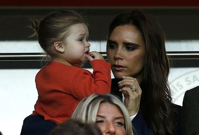 Beckhamova žena Victoria s hčero Harper. (foto: Reuters) 