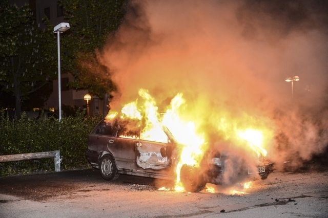 Stockholm: V peti noči nasilnih izgredov zagoreli avtomobili in dve šoli (foto)