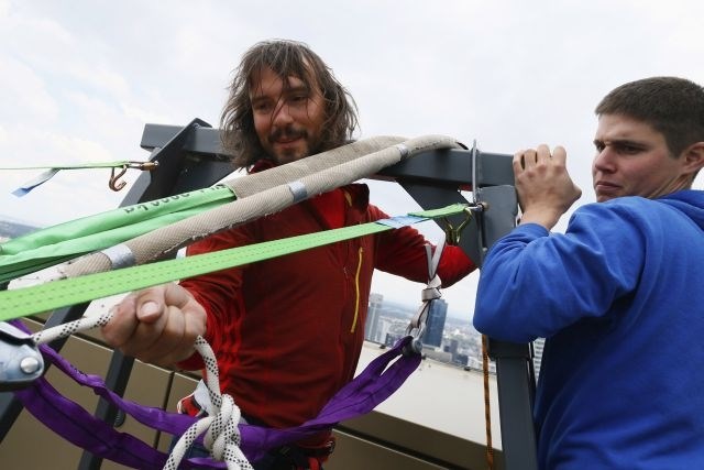 Svetovni rekord: Vrvohodec hodil 185 metrov nad tlemi Frankfurta (foto)