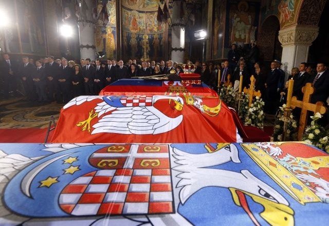 V Srbiji pokopali zadnjega jugoslovanskega kralja Petra II. Karađorđevića (foto)