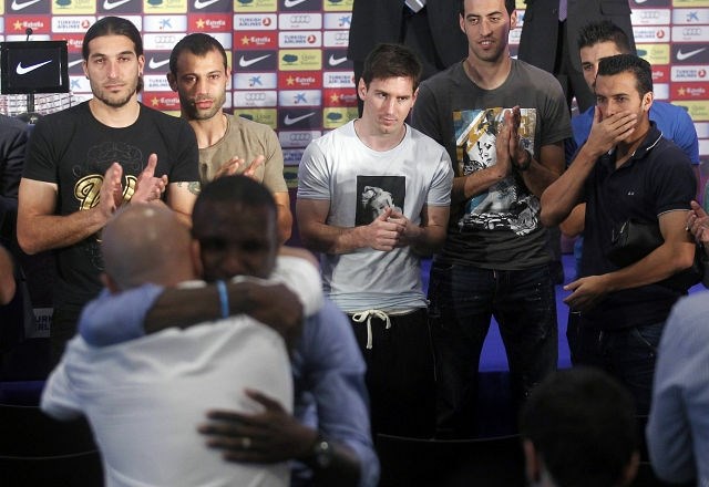 Od Erica Abidala so se poslovili skoraj vsi igralci Barcelone in člani strokovnega štaba. (Foto: Reuters) 