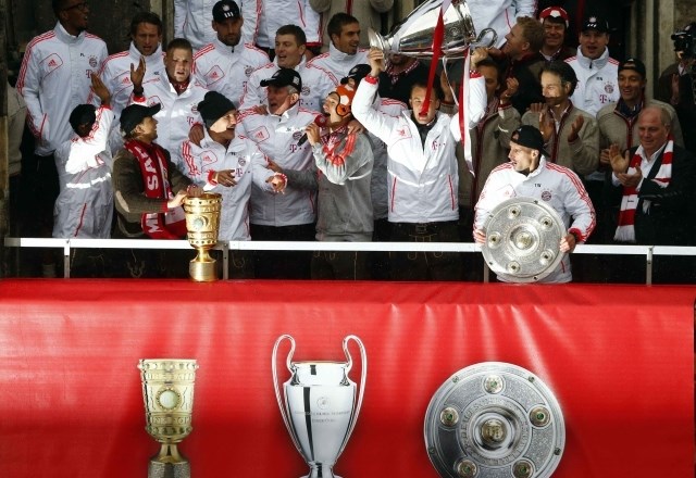 Nogometaši Bayerna so ponosno razkazovali osvojene tri pokale. (Foto: Reuters) 