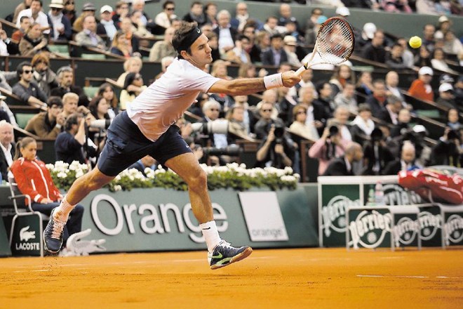 Roger Federer (na fotografiji) je potreboval pet nizov, da je v osmini finala Rolanda Garrosa ugnal Gillesa Simona. 
