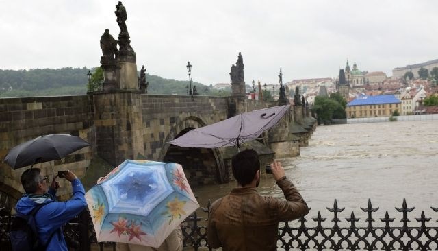 Srednja Evropa pod vodo: Poplave terjale vsaj deset življenj, več deset tisoč ljudi evakuiranih (foto in video)