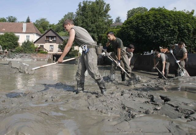 Vojaki pomagajo pri čiščenju ulic avstrijske vasi Emmersdorf. 