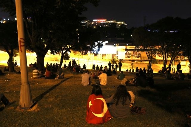 Erdogan o končanju “vandalizma”, na tisoče Turkov pa na ulice s hrano in odejami (foto)