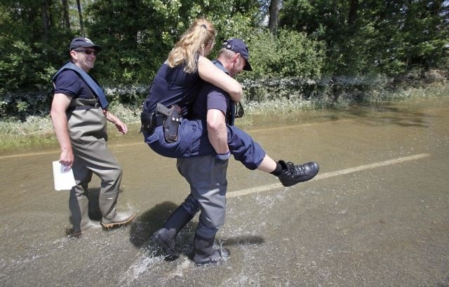 Poplave: V Nemčiji popustilo več nasipov, evakuiranih na tisoče ljudi (foto)