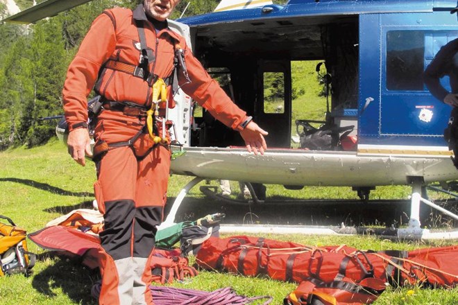 Za helikoptersko reševanje je potrebna posebna oprema in izkušnje, kot jih ima Janez Brojan. 