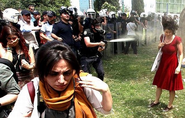 Kako je dama v rdeči obleki postala simbol turških protestov (foto)