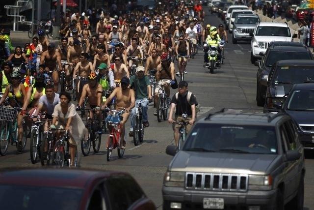 Goli kolesarji protestirali in ustavili promet (foto)