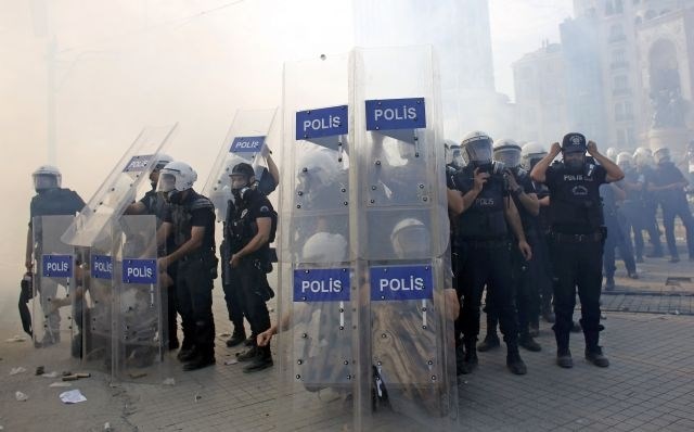 Erdogan napovedal ničelno toleranco do protestov: Oblast pred protestniki ne bo pokleknila (foto)