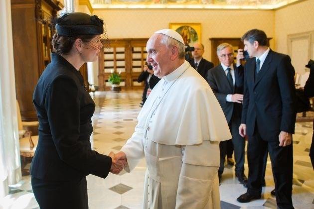 Papež Frančišek je sprejel premierko Alenko Bratušek.  Foto: Stanko Gruden/STA  