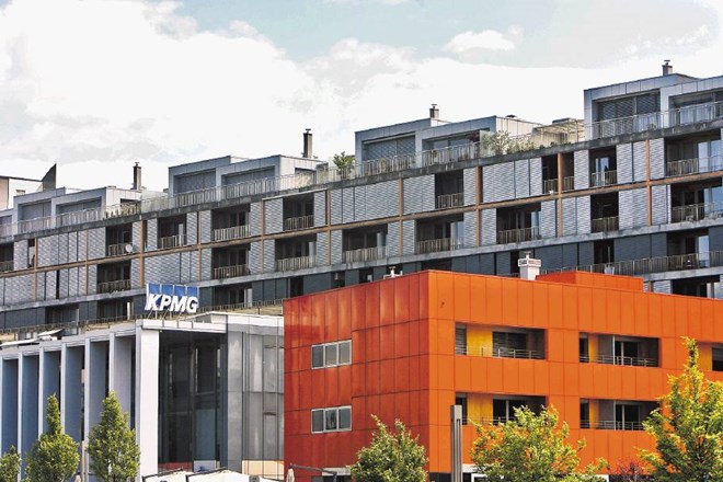 Edvard Oven prebiva v enem najlepših in najrazkošnejših stanovanj (180 kvadratnih metrov) na Železni cesti v Ljubljani. 