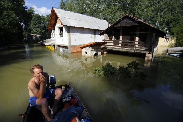 Poplavljeno je tudi srbsko mesto Bezdan. 