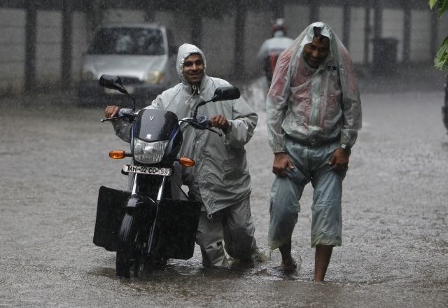 V Indiji zaradi monsunskega deževja več mrtvih (foto)