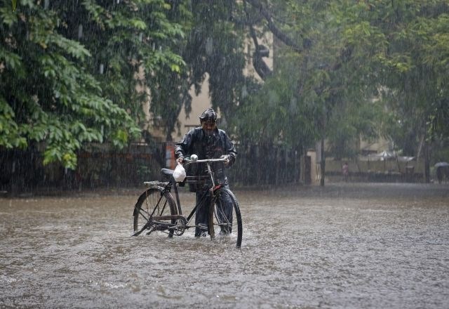 V Indiji zaradi monsunskega deževja več mrtvih (foto)