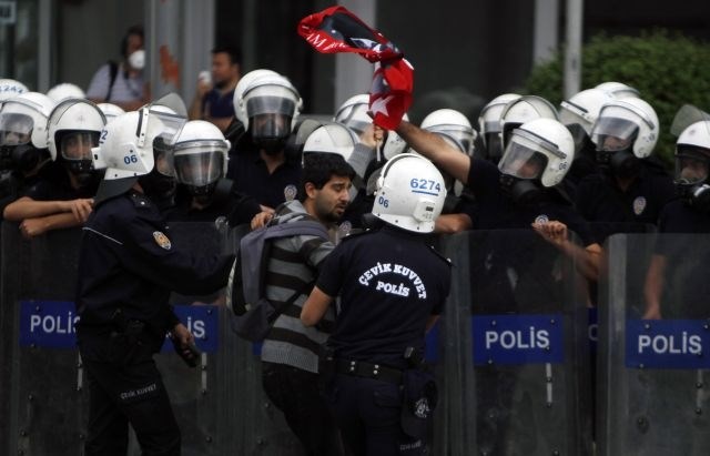 Protesti v Turčiji: Aretacije, preiskave domov in racije (foto)