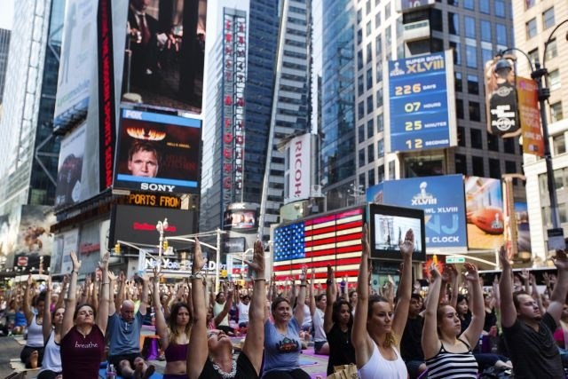 15.000 navdušencev nad jogo na Times Squareu z vadbo pozdravilo prvi poletni dan (foto)