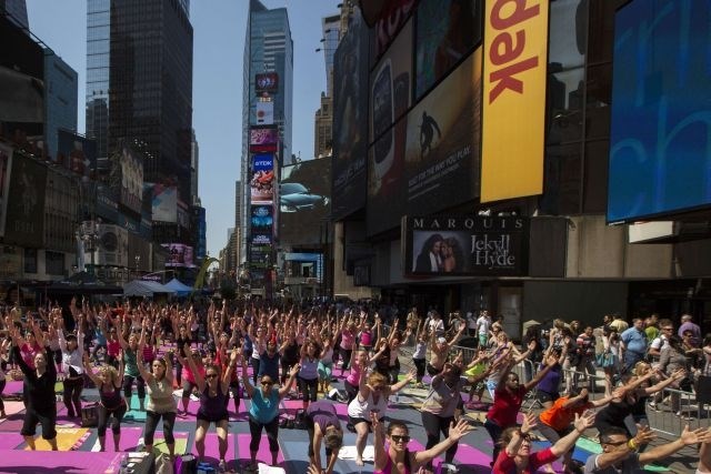 15.000 navdušencev nad jogo na Times Squareu z vadbo pozdravilo prvi poletni dan (foto)