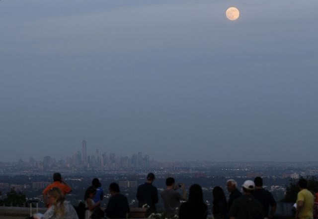 Tako so si luno nad spodnjim Manhattnom ogledali Newyorčani. 