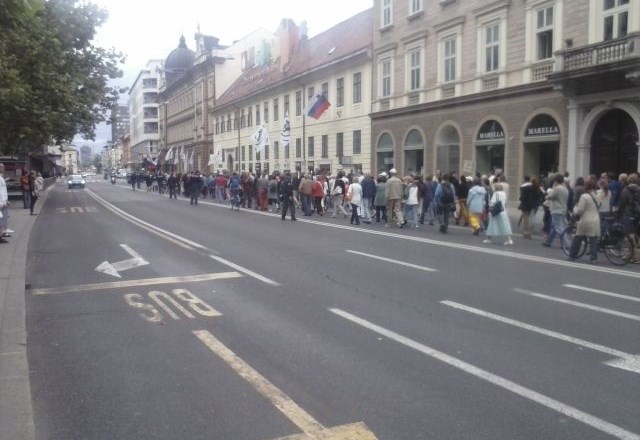 Protestniki se s Kongresnega trga odpravljajo pred parlament na Trg republike. 