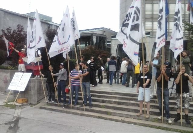 Protestniki na Trgu republike. 