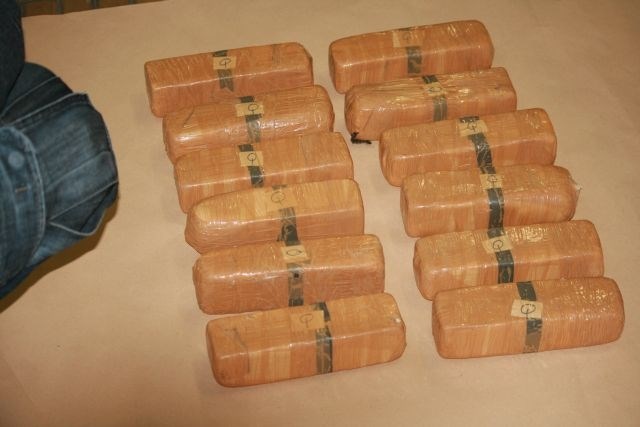 Policisti so našli 12 paketov heroina. 