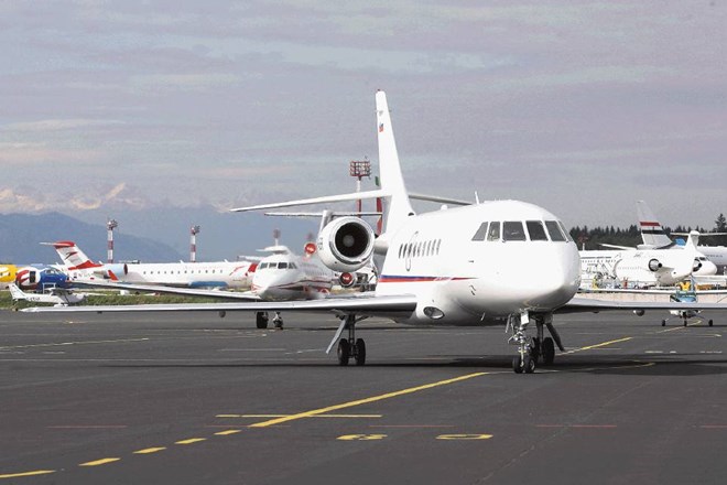 Stroški za  letalo falcon, ki se ga ni uporabljalo, so  znašali približno pol milijona evrov na leto. 