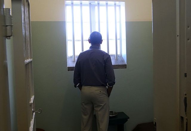 Barack Obama v celici, kjer je Nelson Mandela preživel 18 od skupno 27 let zapora. (foto: Reuters) 