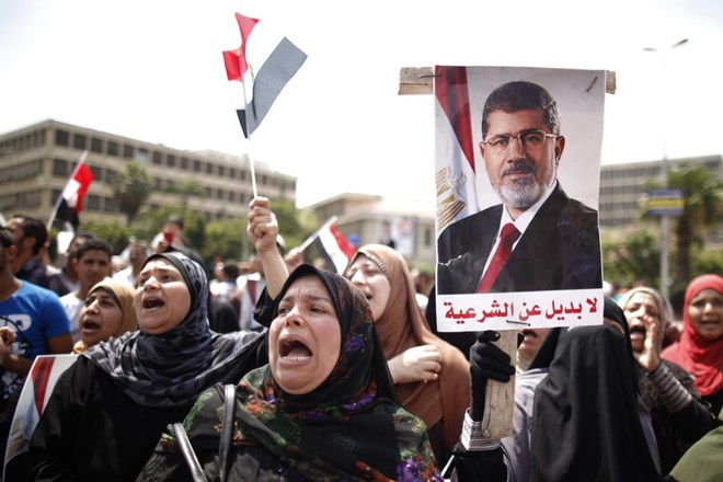Po pozivu vojske, naj predsedstvo prisluhne zahtevam ljudstva, se nadaljujejo tudi protesti v podporo Mohamedu Mursiju....