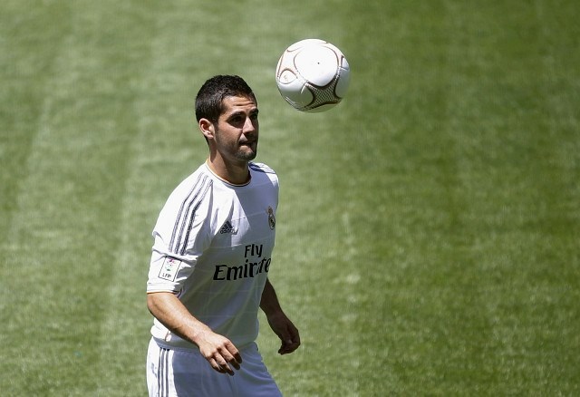 Isco se je prvič predstavil navijačem Reala. (Foto: Reuters) 
