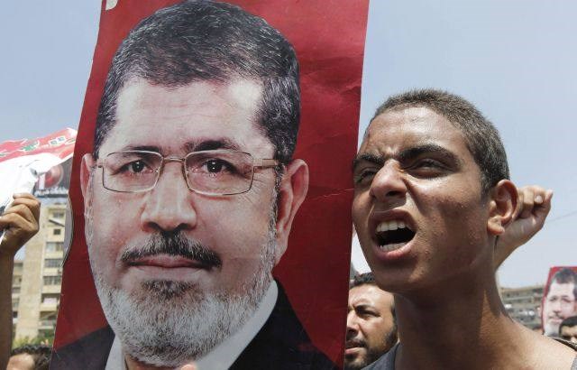 Začasni egiptovski predsednik: Ustaviti je treba industrijo proizvodnje tiranov; Mursi v hišnem priporu (foto in video)
