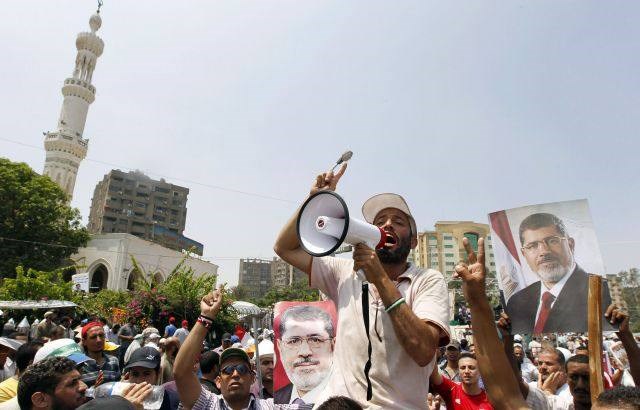 Začasni egiptovski predsednik: Ustaviti je treba industrijo proizvodnje tiranov; Mursi v hišnem priporu (foto in video)