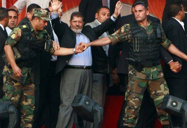 Egiptovska vojska je pridržala strmoglavljenega predsednika Mursija. 